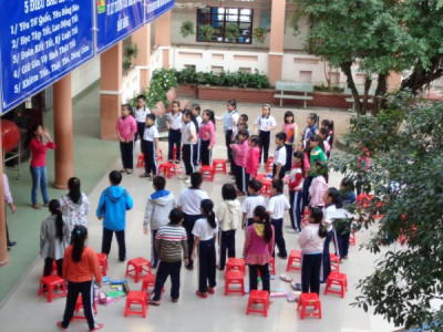 Học tiếng Anh ngoài trời đầy sáng tạo của học sinh tiểu học Hiệp Thành