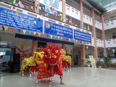 Trường tiểu học Hiệp Thành tổ chức trung thu cho các em học sinh