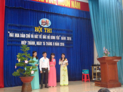 Hội thi hái hoa dân chủ,hát về Bác Hồ kính yêu năm 2016