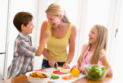 Bắt đầu dạy bé nấu ăn như thế nào?