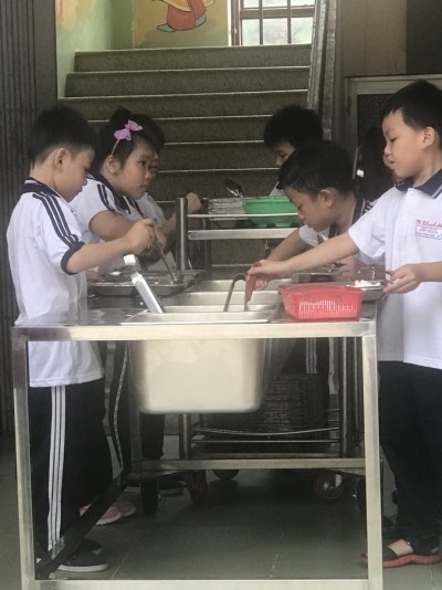Tiểu học Hiệp Thành :Thú vị  học sinh tự phục vụ trong bữa ăn