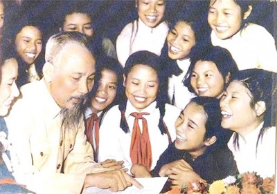 Bác Hồ với thiếu nhi