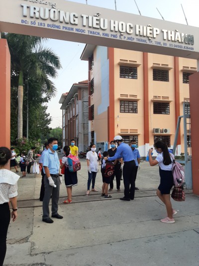 Đón học sinh đi học trở lại sau thời gian nghỉ phòng, chống dịch Covid-19