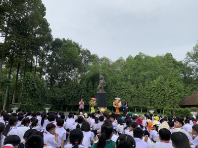 Trường tiểu học Hiệp Thành tổ chức giờ học lịch sử địa phương thật hào hứng