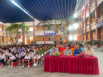 Trường tiểu học Hiệp Thành tổ chức lễ kết nạp đội viên và trao tặng công trình thanh niên