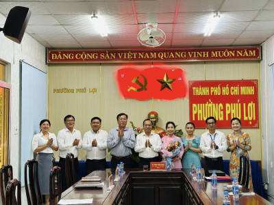 Đảng viên chi bộ  trường tiểu học Hiệp Thành tham dự hội nghị học tập,quán triệt, triển khai các văn bản của Đảng đến cán bộ, Đảng viên phường Phú Lợi.