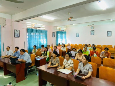 Đảng viên chi bộ  trường tiểu học Hiệp Thành tham dự hội nghị học tập,quán triệt, triển khai các văn bản của Đảng đến cán bộ, Đảng viên phường Phú Lợi.