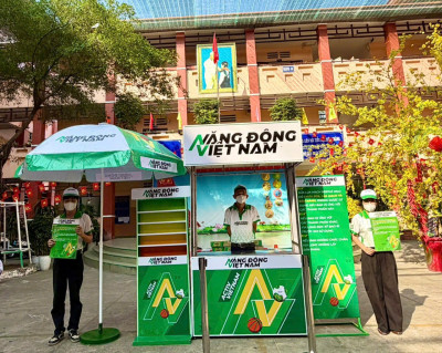 Trường Tiểu học Hiệp Thành phối hợp Công ty Milo phát sữa miễn phí cho học sinh