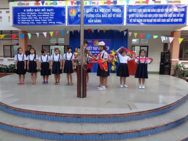 Cô Huỳnh Thị Thu Phượng trao khăn quàng cho 9 em chi đội trưởng. 