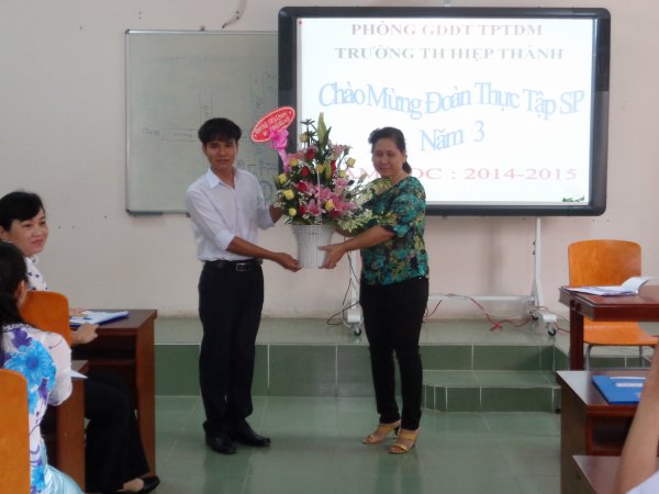 đoàn TTSP tặng qua cho nhà trường