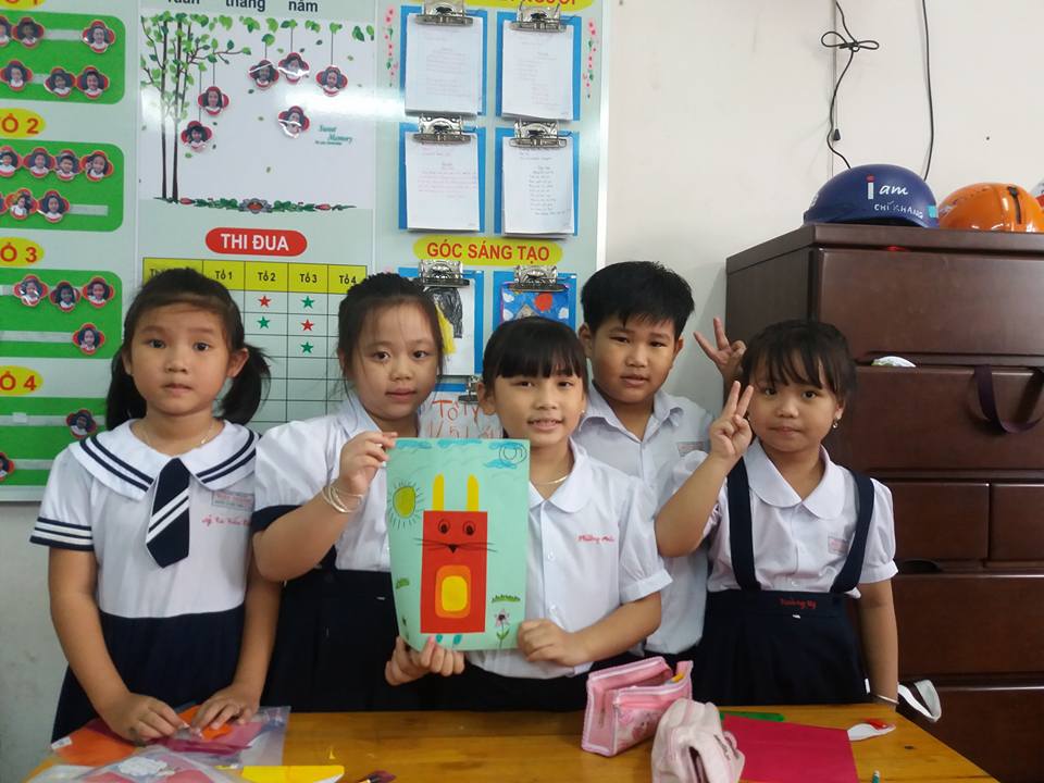 học sinh lớp 1/5 làm thủ công