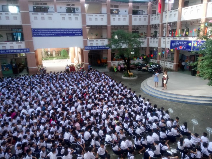 30 phút giáo lưu và học tiếng anh trong tiết sinh hoạt dưới cờ
