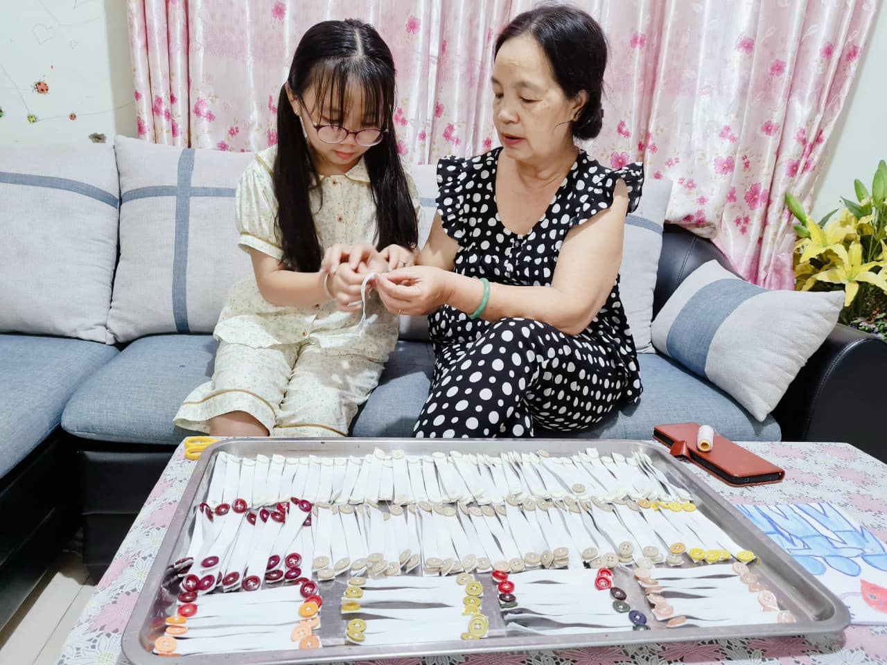 Em Nguyễn Hoàng Bảo Ngọc  với sáng kiến “tai giả”  tặng các tình nguyện viên covid 19