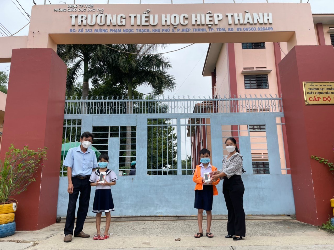 Trường Tiểu học Hiệp Thành trao tặng thiết bị học trực tuyến thông minh cho học sinh khó khăn