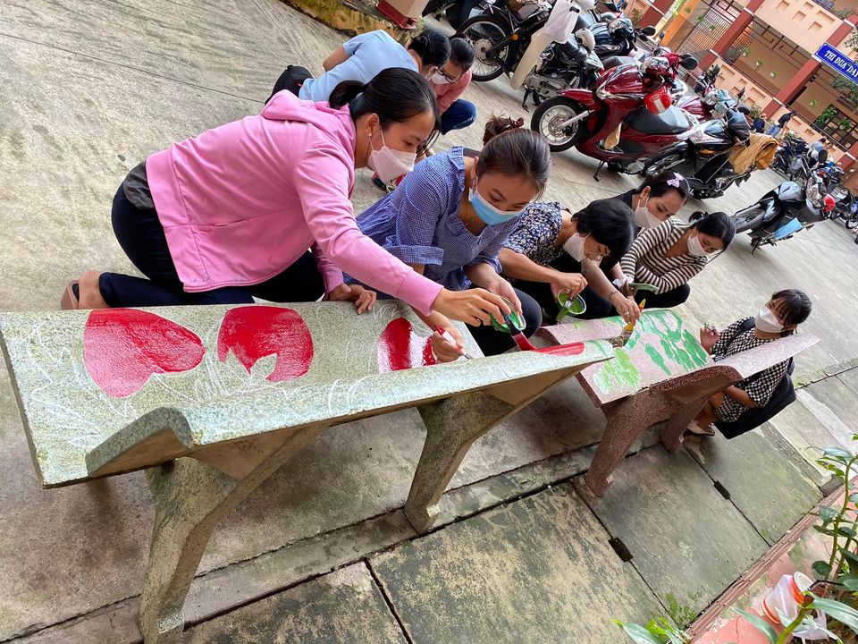 Giáo viên trường tiểu học Hiệp Thành ‘thổi hồn’ vào những chiếc ghế đá cũ