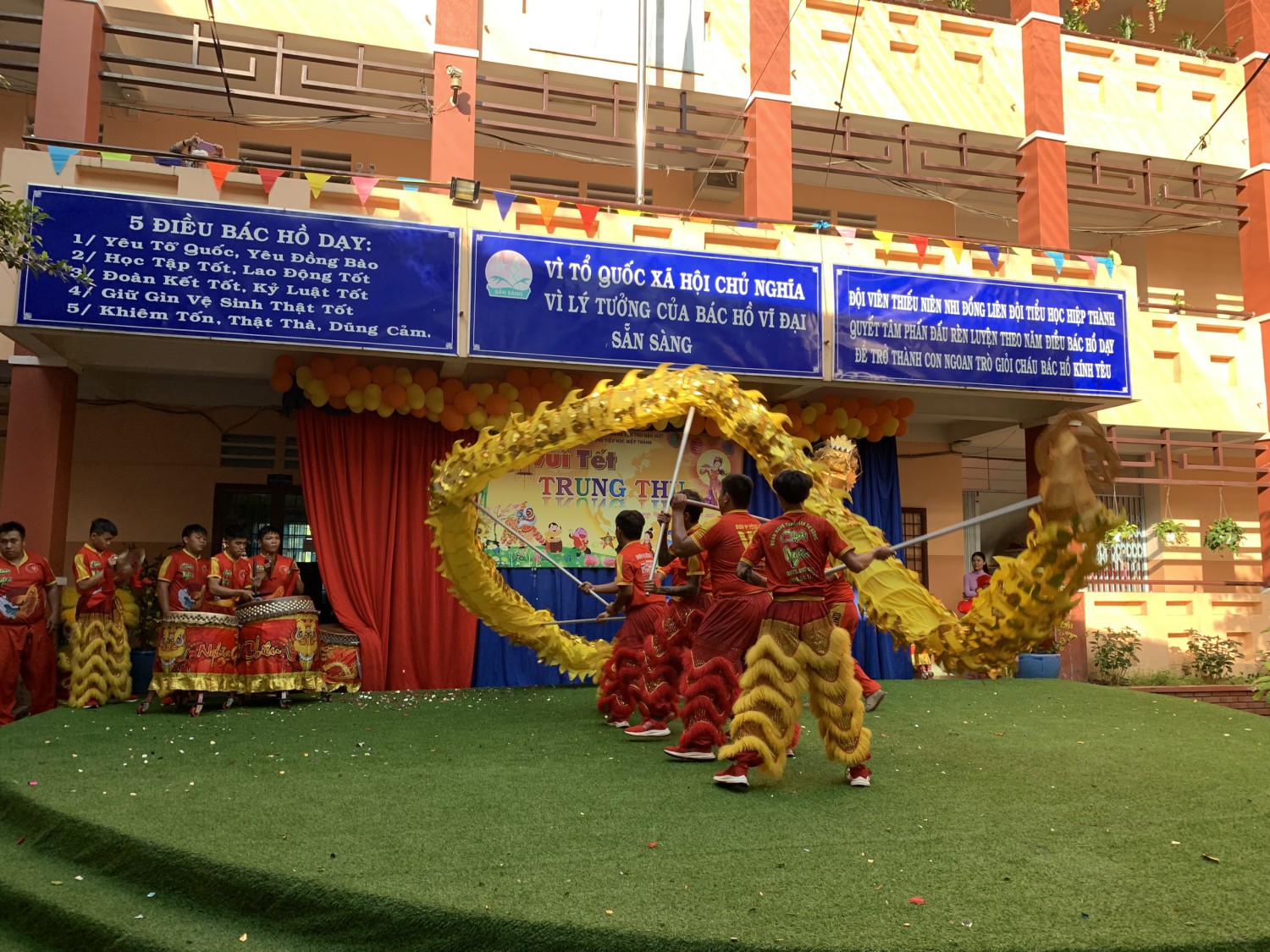 Vui tết trung thu ở trường tiểu học Hiệp Thành