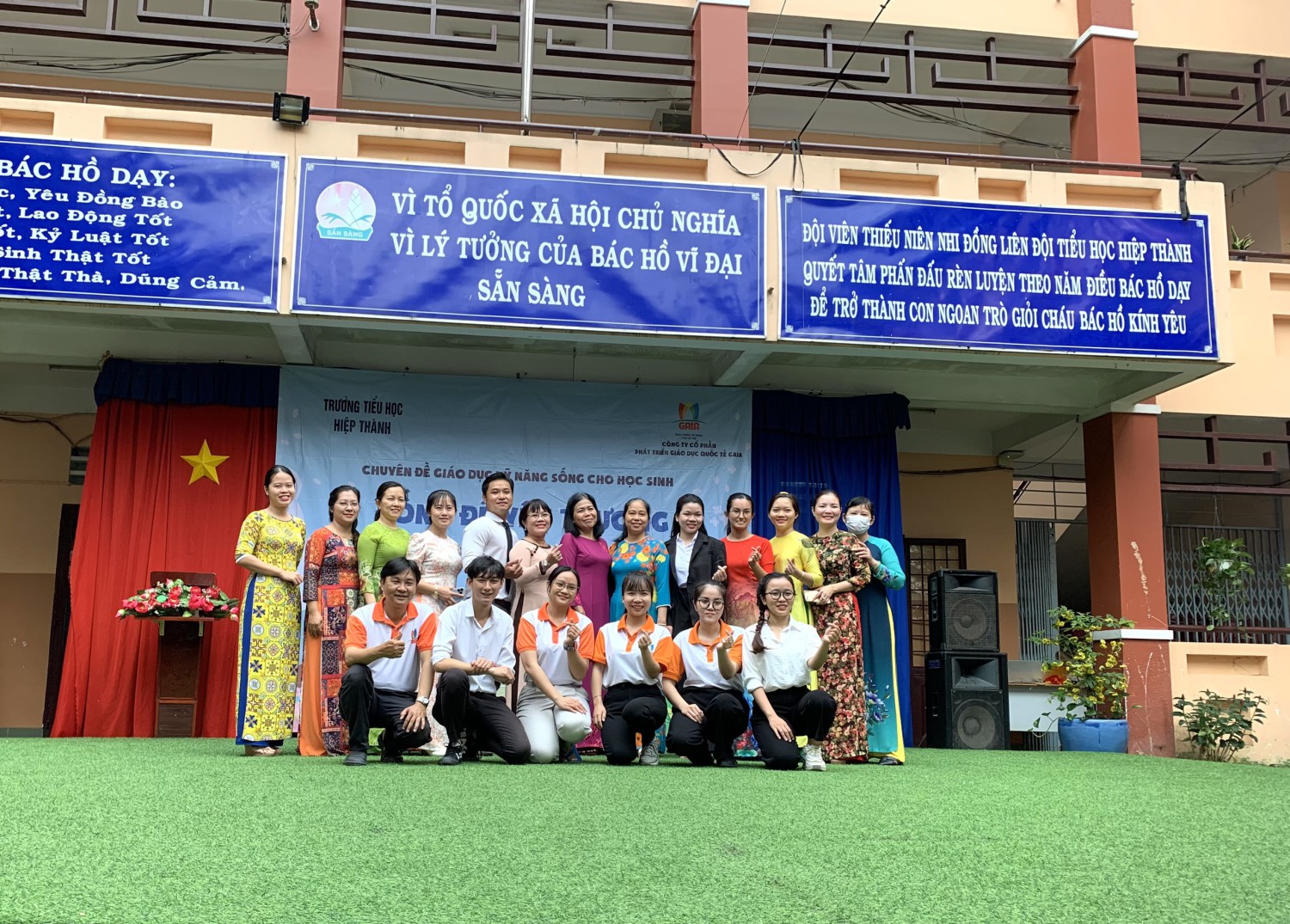 Chuyên đề "Sống để yêu thương" của trường tiểu học Hiệp Thành