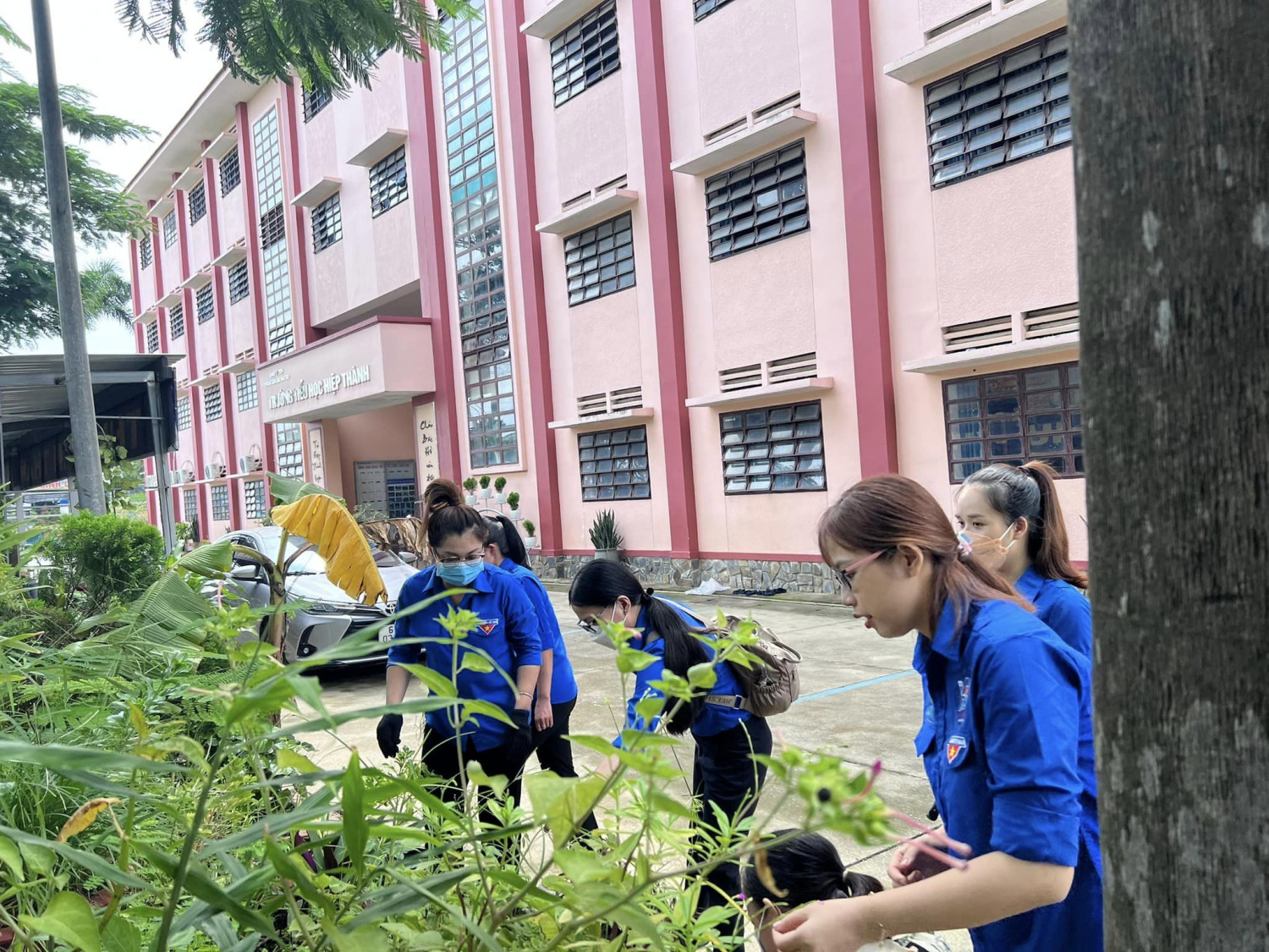Đoàn viên trường tiểu học Hiệp Thành lao động đón chào năm học mới