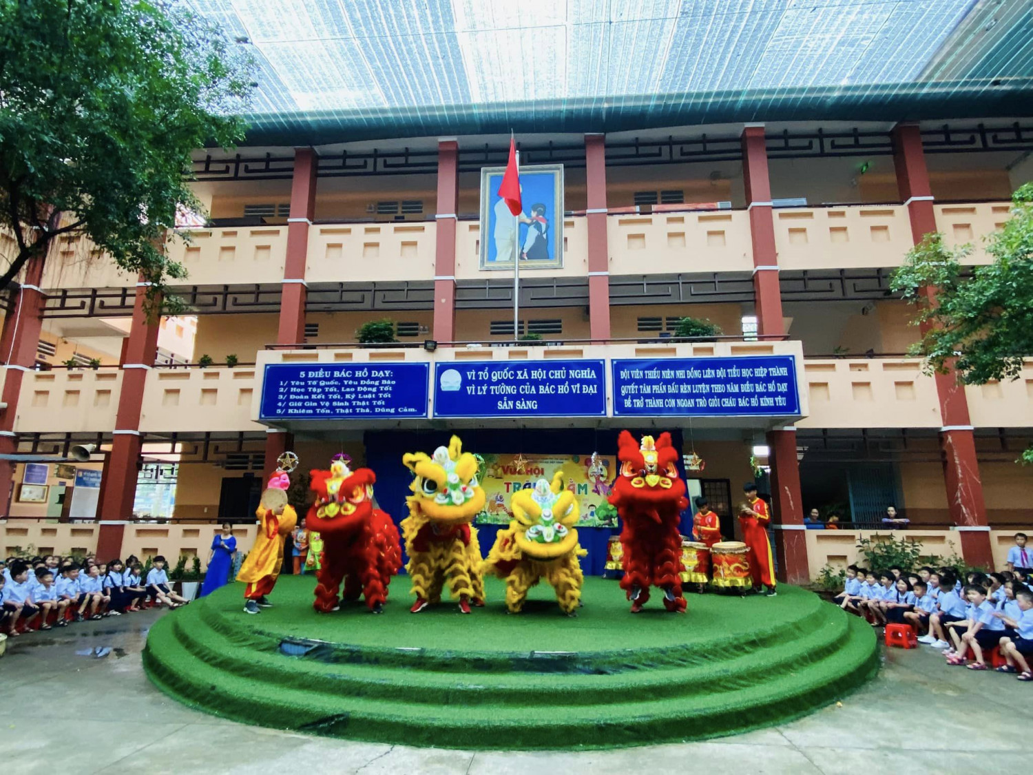 Tiểu học Hiệp Thành tổ chức trung thu cho các em