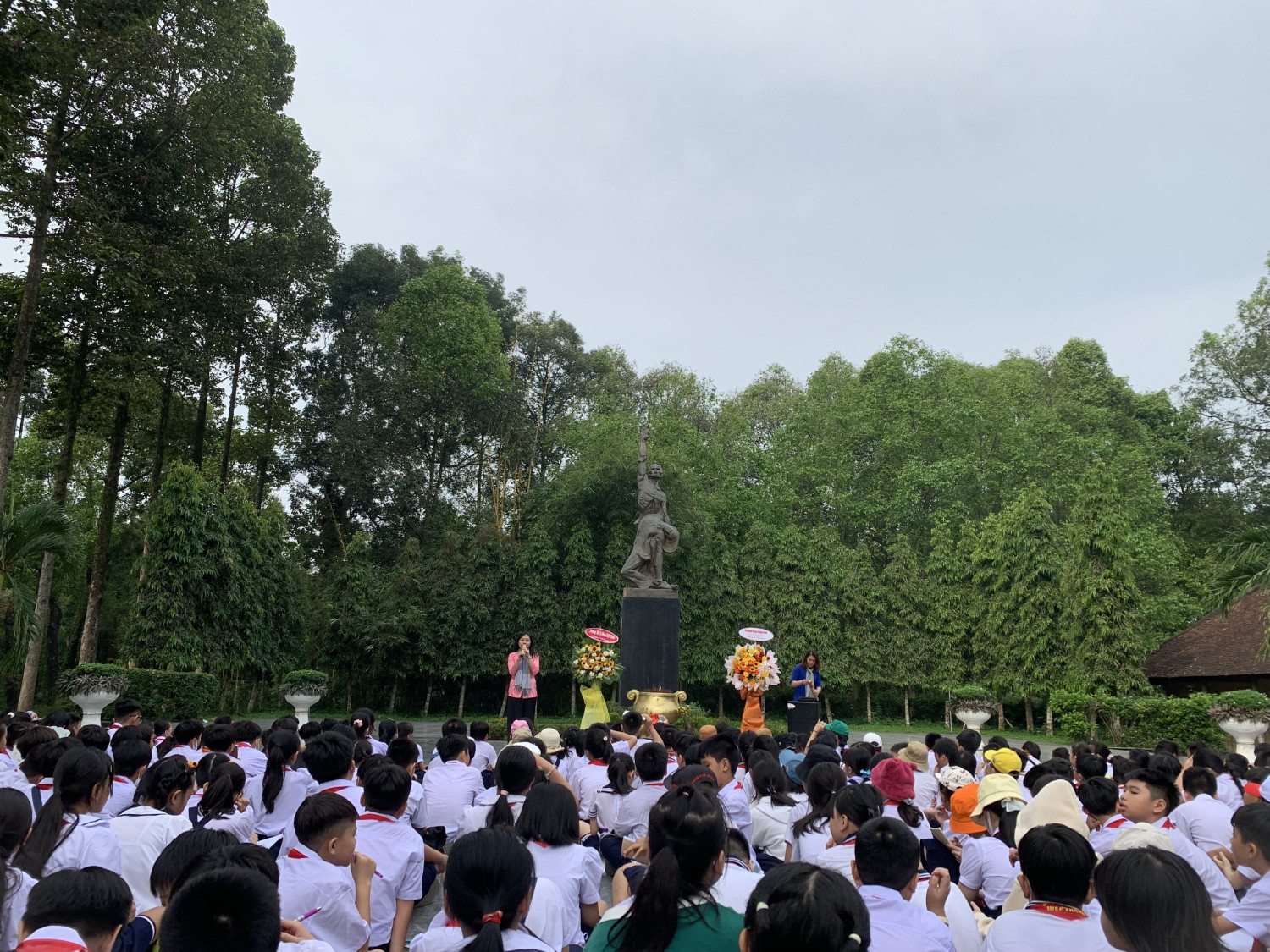 Trường tiểu học Hiệp Thành tổ chức giờ học lịch sử địa phương thật hào hứng