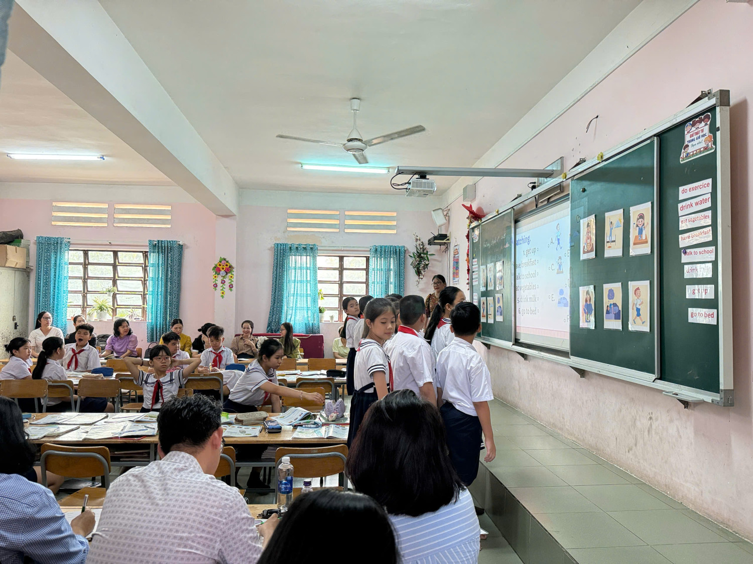 Sinh hoạt cụm môn tiếng Anh ở trường tiểu học Hiệp Thành