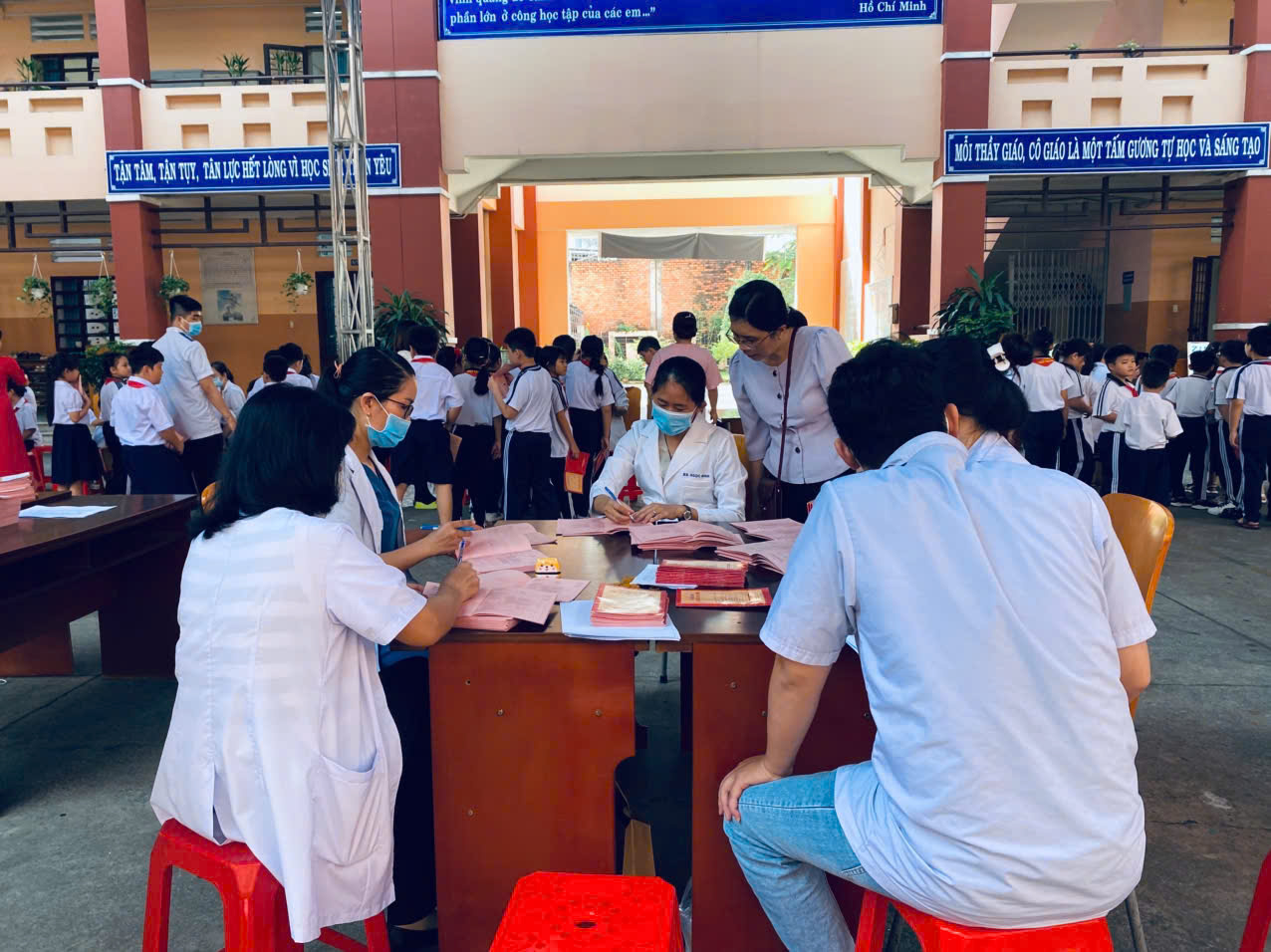 Trường tiểu học Hiệp Thành tổ chức khám sức khỏe cho học sinh