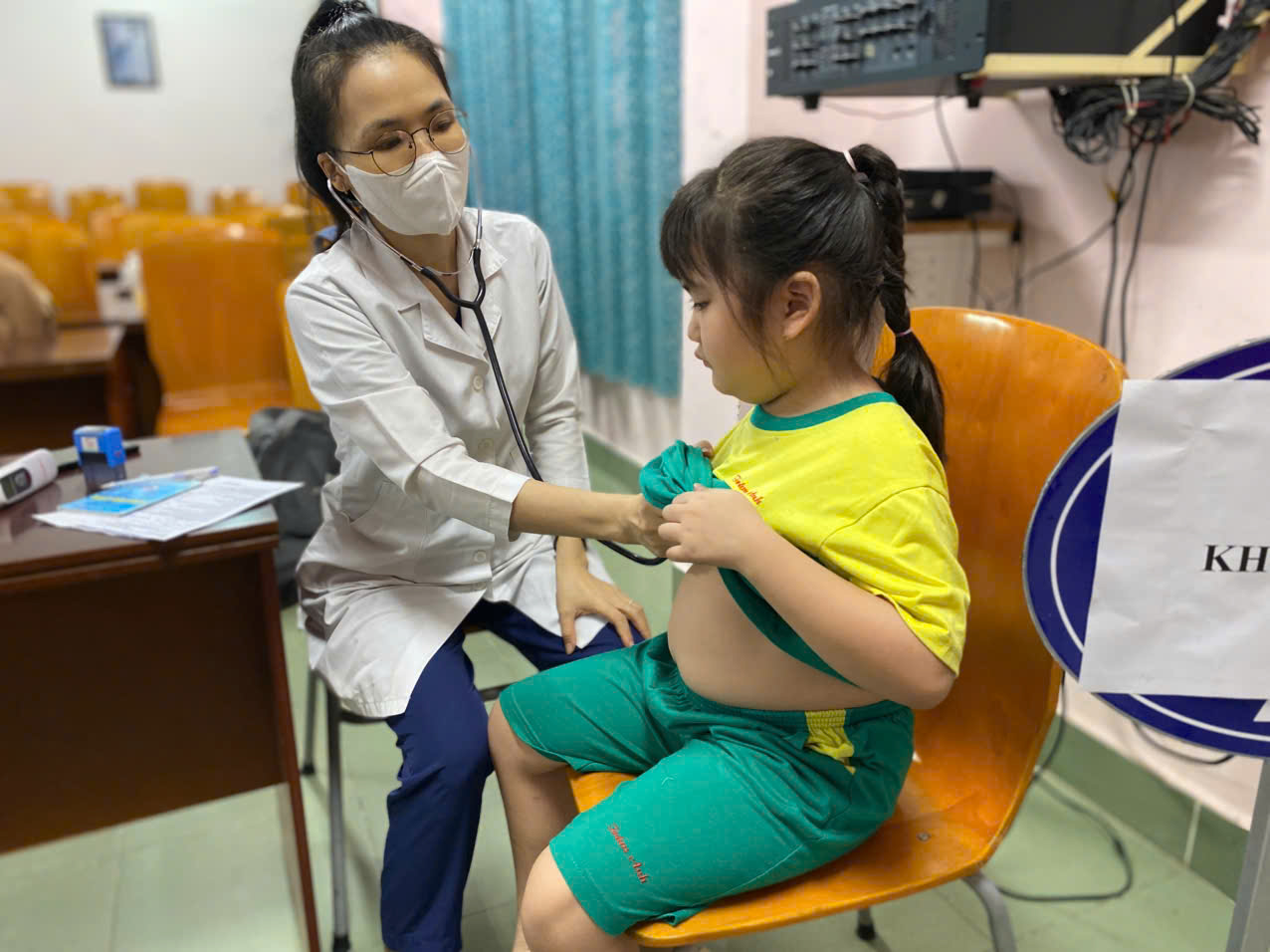 Tiêm chủng bù liều cho học sinh đầu cấp (khối 1) của trường tiểu học Hiệp Thành