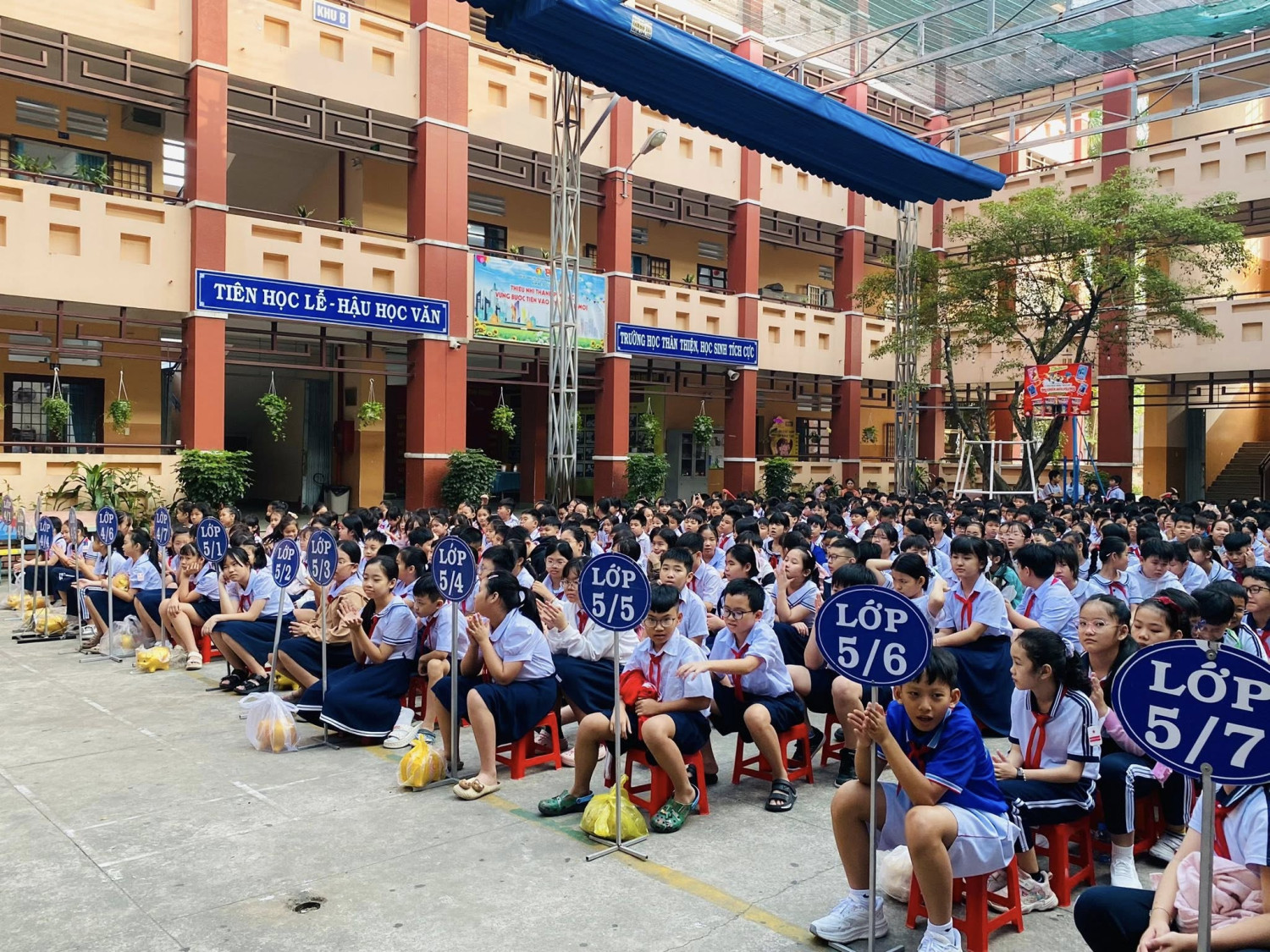 Trường tiểu học Hiệp Thành : "Heo đất yêu thương mang mùa xuân đến với học sinh khó khăn"