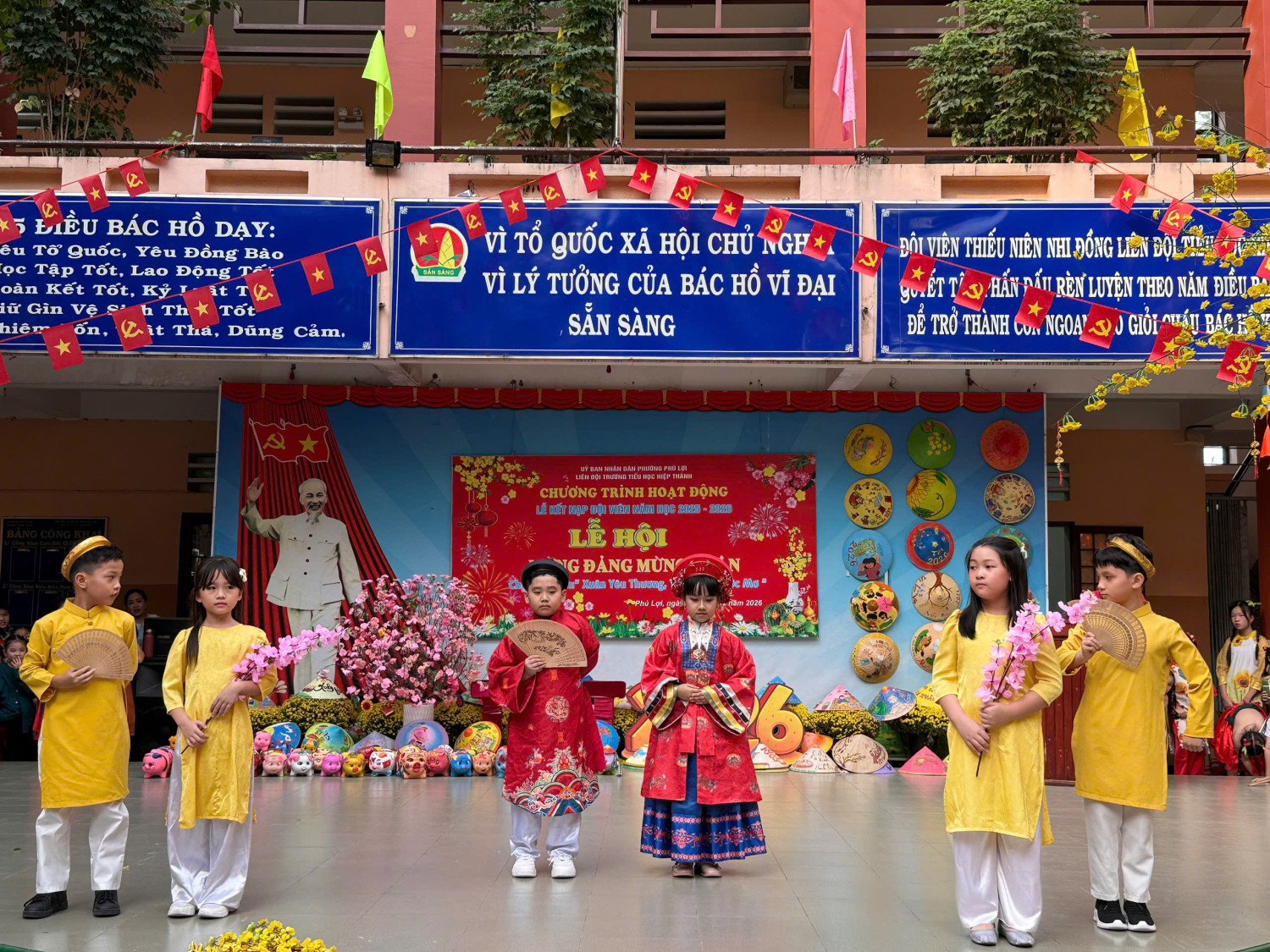 Rộn ràng không khí " Vui xuân đón tết- gắn kết yêu thương" tại trường tiểu học Hiệp Thành