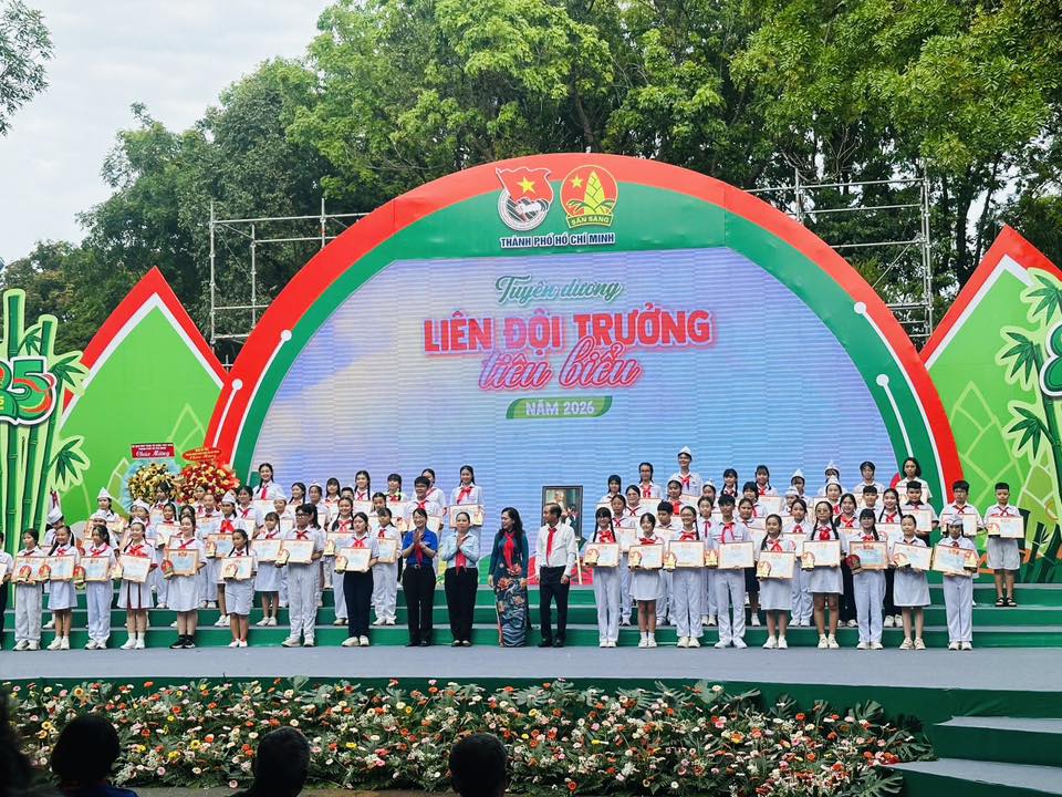 Liên đội Trường Tiểu học Hiệp Thành vinh dự đón nhận Bằng khen của Ban chấp hành Thành Đoàn Thành phố Hồ Chí Minh