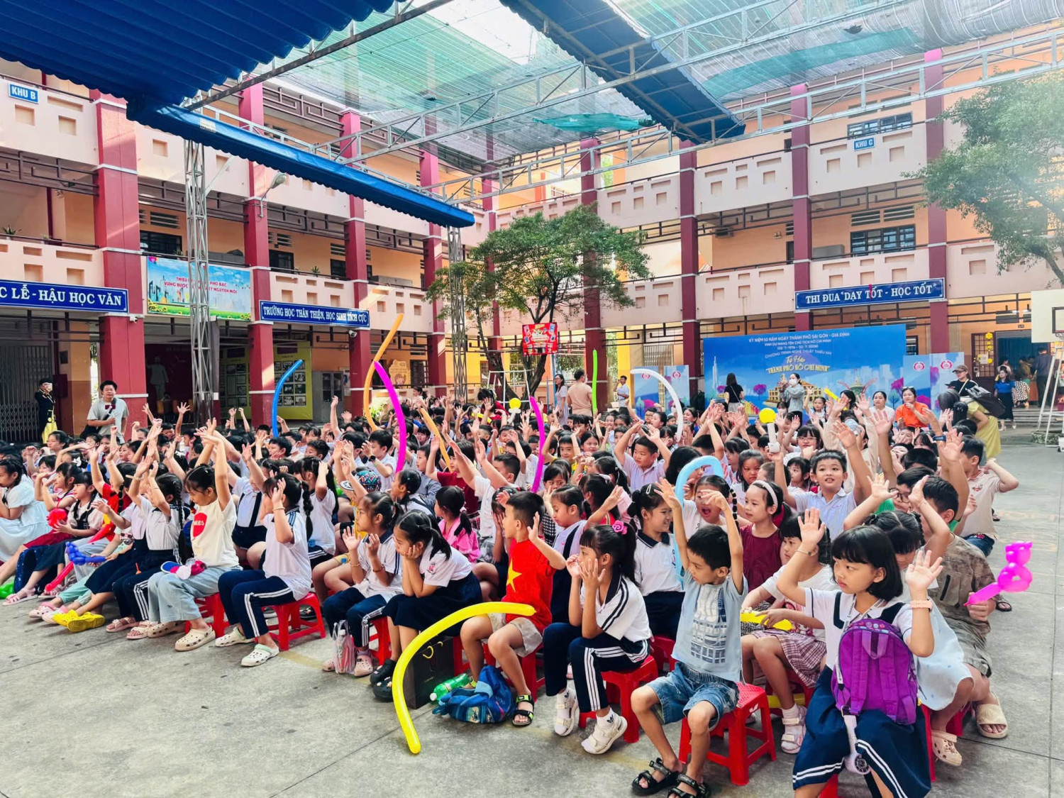 Ý nghĩa và sôi nổi chương trình sinh hoạt hè “ Tự hào Thành phố Hồ Chí Minh” tại trường tiểu học Hiệp Thành