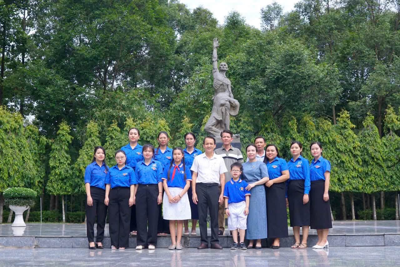 Ấm áp chương trình tri ân “ Uống nước nhớ nguồn” của trường Tiểu học Hiệp Thành
