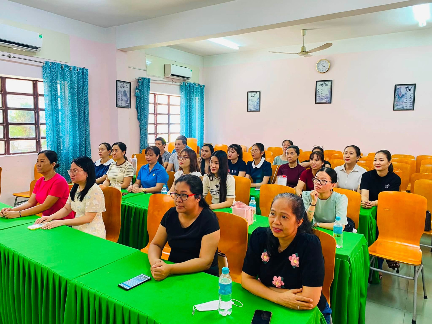 Chi bộ trường Tiểu học Hiệp Thành tổ chức sinh hoạt chuyên đề học tập, quán triệt triển khai các văn bản của Đảng